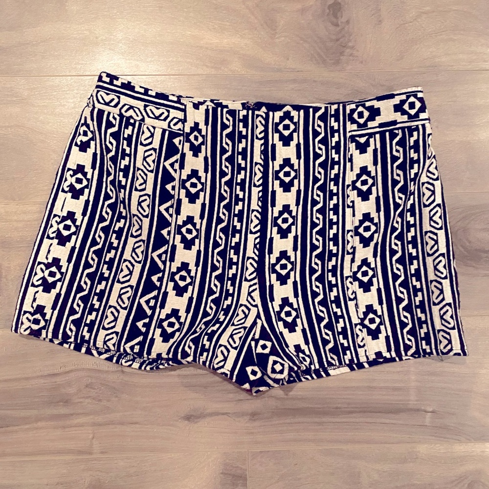 FOREVER 21 BLACK AND WHITE SHORT SIZE LARGE